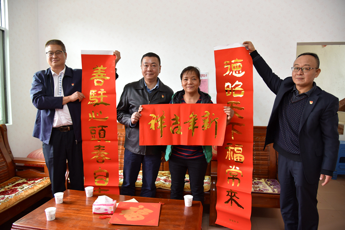 向道德模范许玉英赠送道德春联.JPG