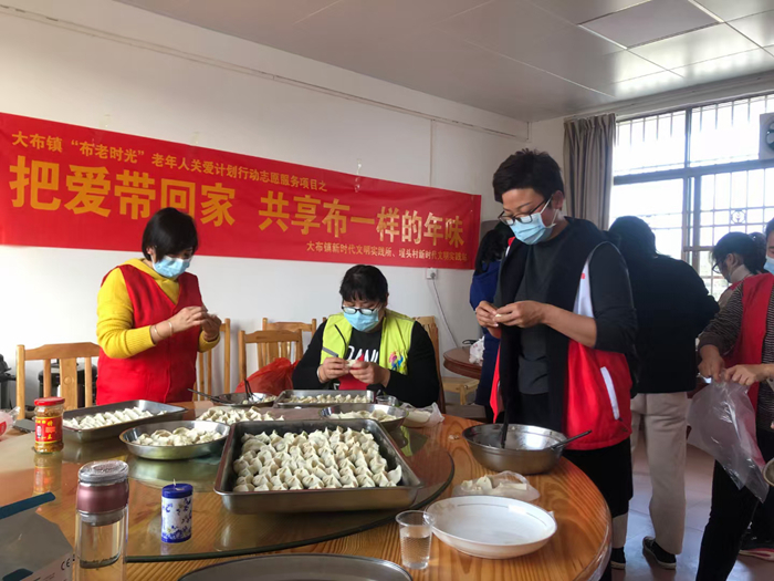 志愿者包饺子.jpg
