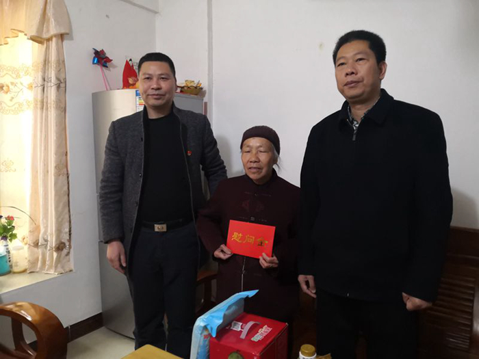 副县长龚民(右一)慰问烈属谢亚梅