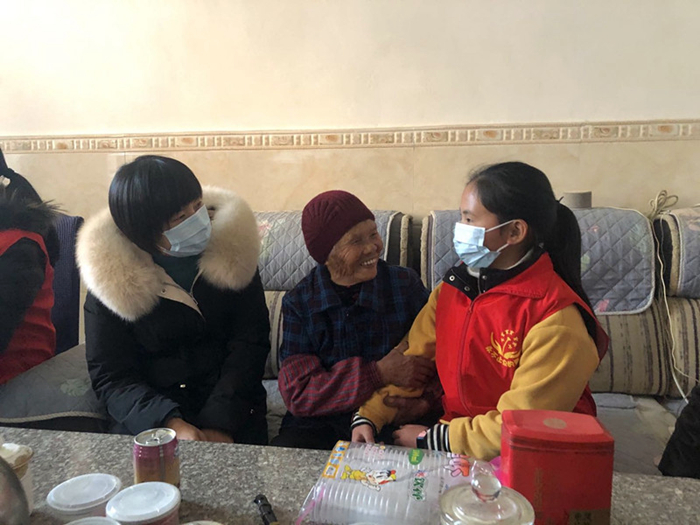 与老人拉家常.jpg