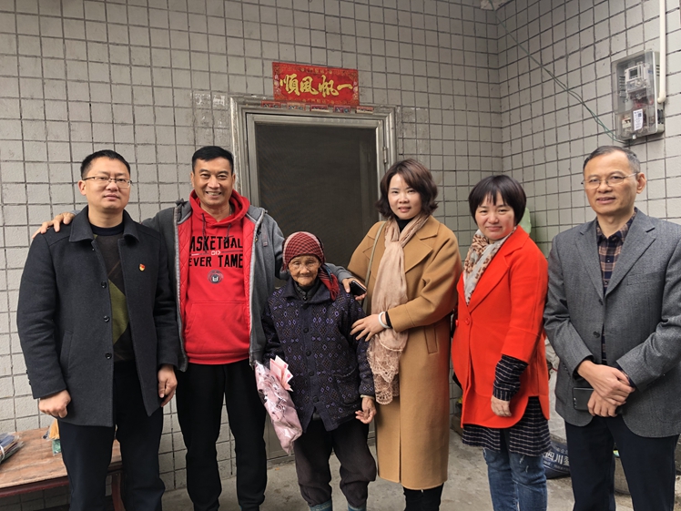 东莞爱心人士进村入户慰问困难老人.jpg