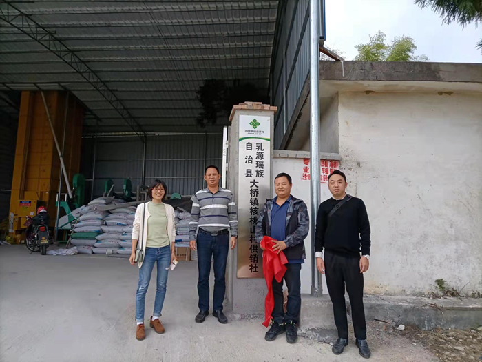 陈大伍为核桃村供销社揭牌.jpg