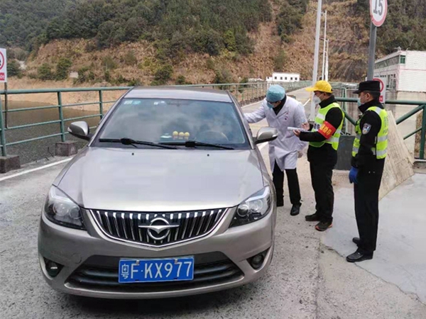 对来往车辆人员进行体温检测.jpg