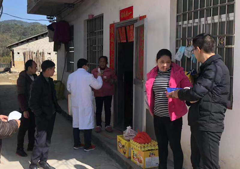 村委为邹路娇一家派送鸡蛋、面等物资.jpg