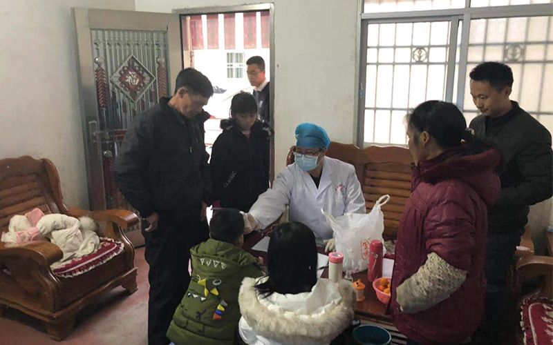 镇卫生院医护人员为邹路娇一家测量体温.jpg