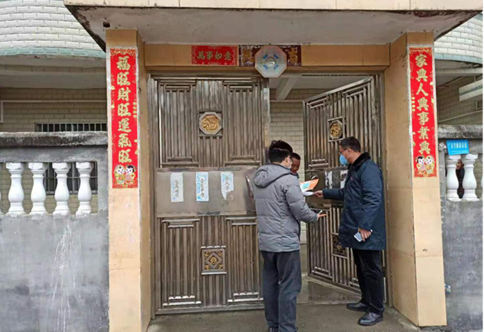 入户发放疫情防控资料.png