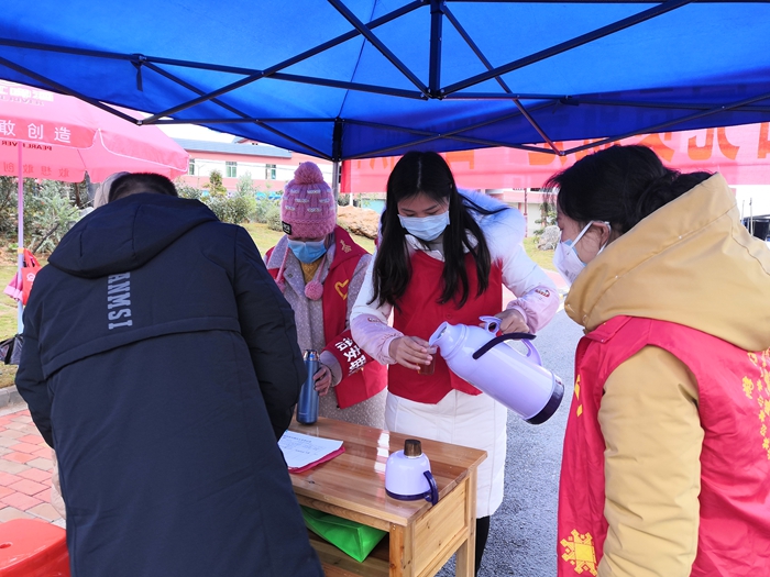 志愿者为一线防疫工作人员送去姜汤热茶1.jpg