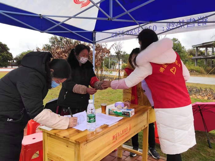 志愿者为一线防疫工作人员送去姜汤热茶2.jpg