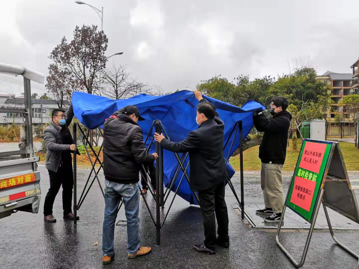 后勤保障人员为一线人员支帐篷.jpg
