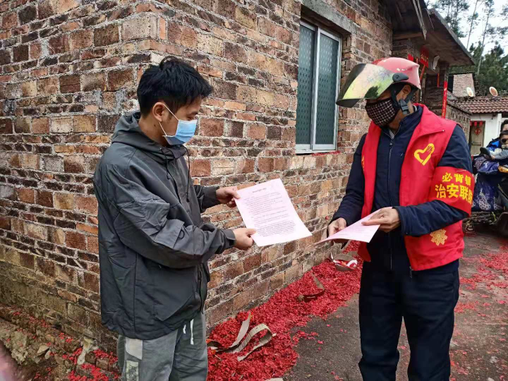 发放防控知识宣传单.jpg