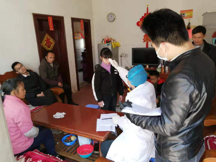 古兆盛协助医护人员为居家隔离人员做好体温测量与登记工作.jpg