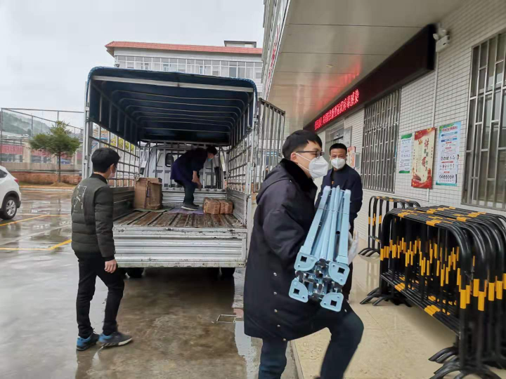 华夏创科广告公司为洛阳镇捐赠一批帐篷、雨衣等应急物资.jpg