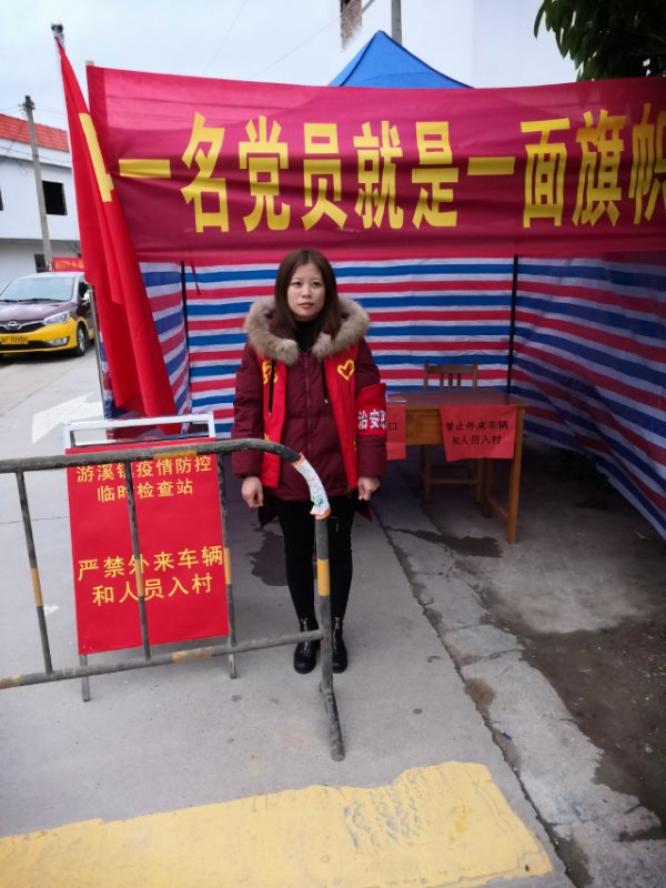 何韶婷在设卡点值守.jpg