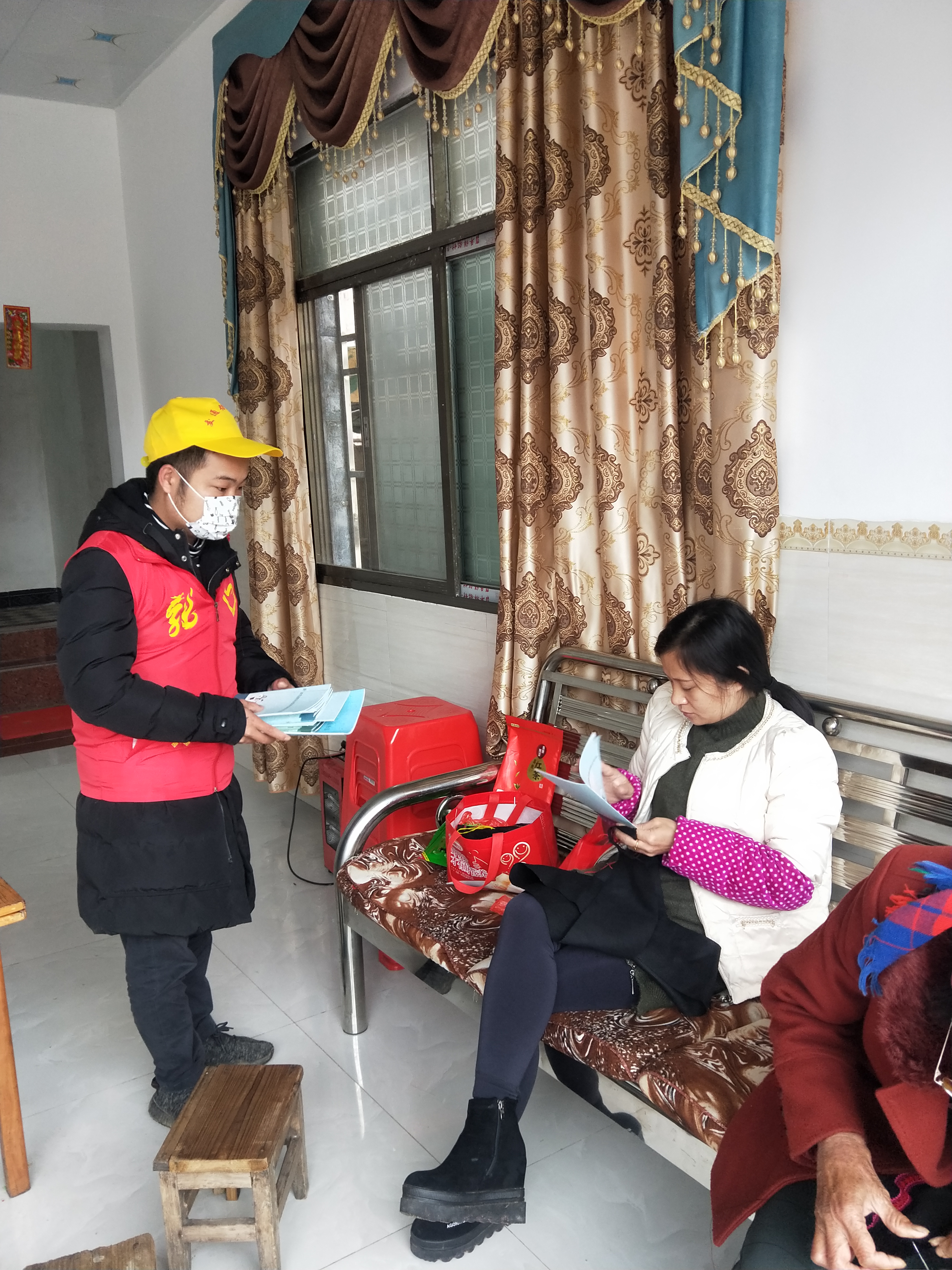 赵家豪入户派发宣传资料.jpg