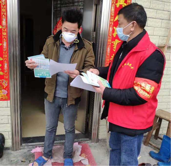 逐户派发防控疫情宣传单张.png