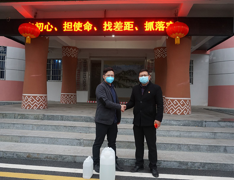 邓铭杰捐赠消毒水.jpg