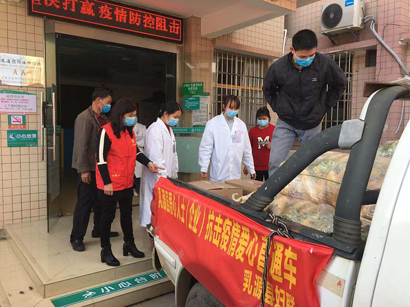 图1：为大布镇卫生院送上爱心物资.jpg