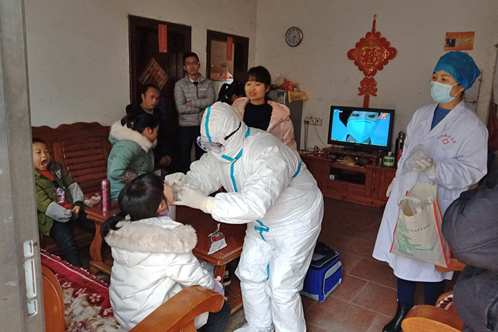 黄章明为湖北来粤人员采集咽拭子标本.jpg