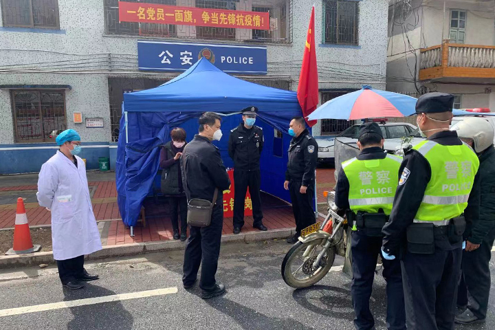 黄章明值守洛阳镇区疫情防控临时检查站.jpg