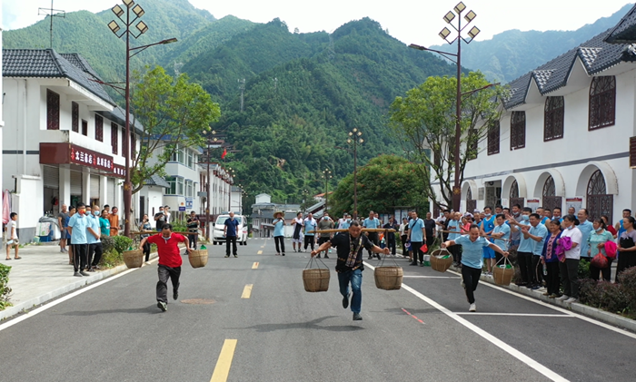 负重接力现场1.png