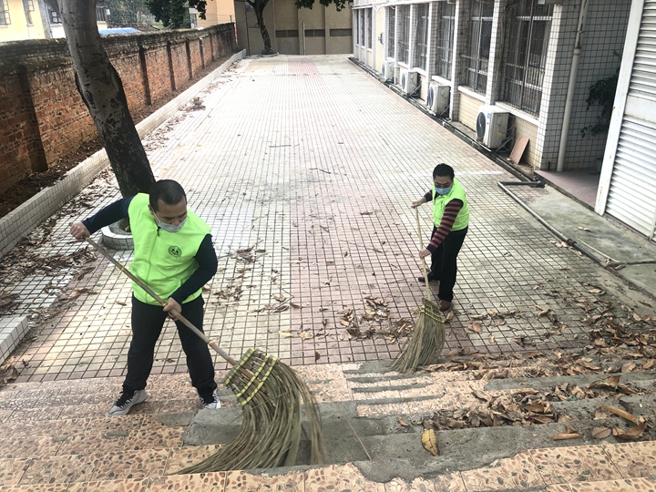 侯公渡中学开展校园环境卫生大消杀大扫除活动