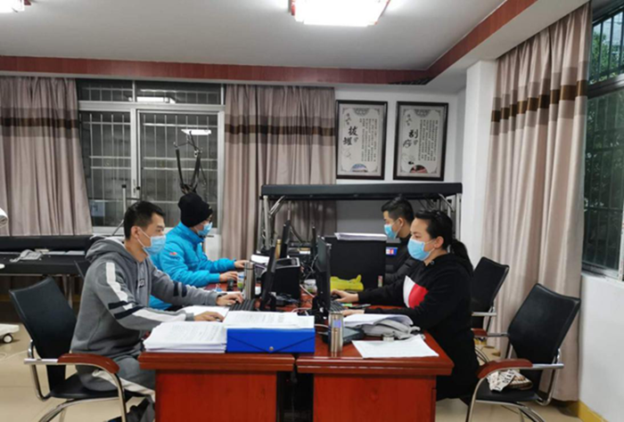 办公室工作人员在工作岗位上各司其职.png