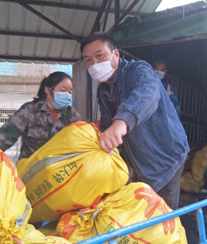 曹新妹夫妇把香芋南瓜搬上货车.jpg