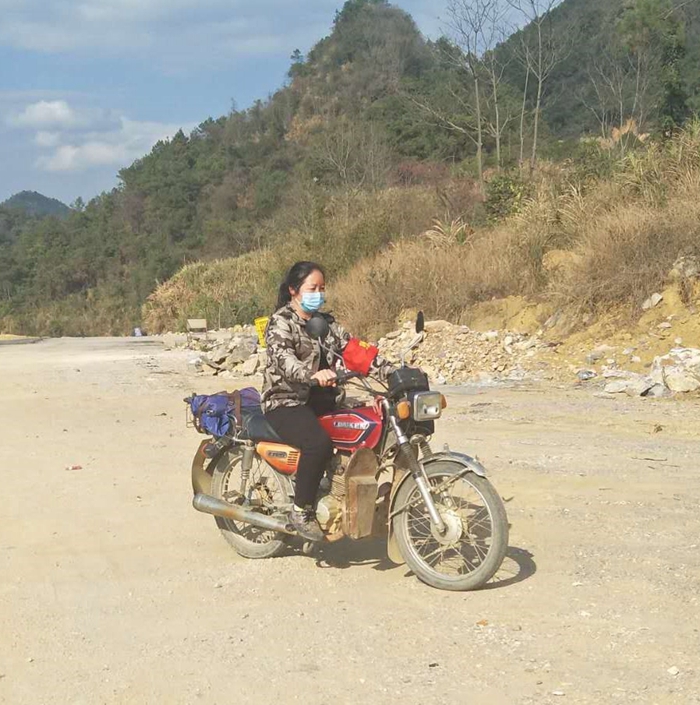骑男装摩托车上班的曹新妹.jpg