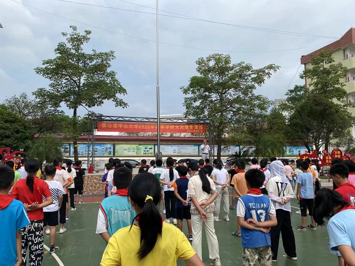 德育处副校长黄镇秋对本次演练进行总结.jpg