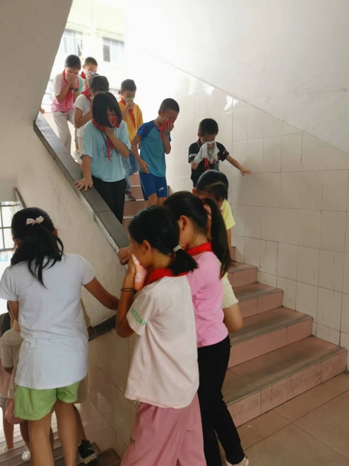 学生迅速撤离.jpg