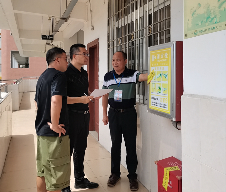 学校领导安全隐患排查.JPG