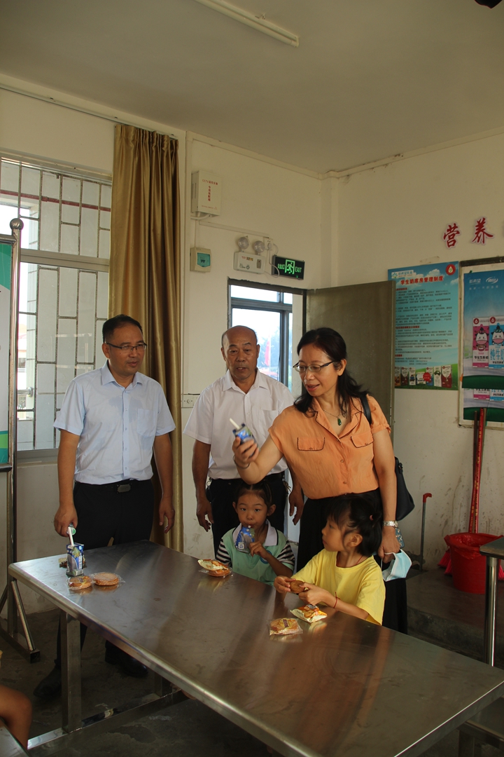 县教育局局长付慧燕视导七星墩小学.jpg
