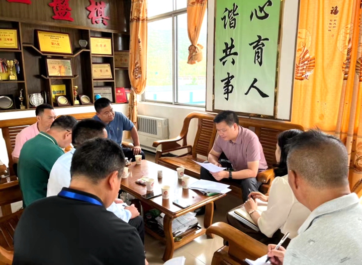 陈小可在红云中心学校调研.jpg