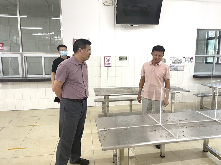 陈小可在洛阳镇中心学校调研.jpg