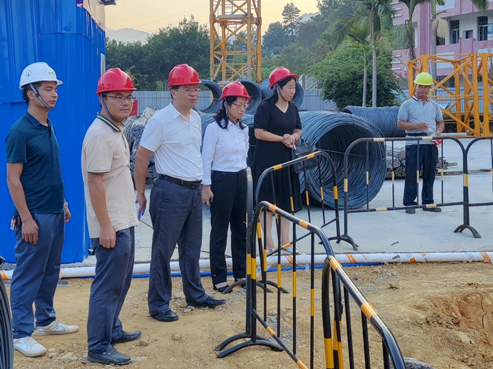 在中等职业技术学校调研扩容提质工程进展情况.jpg