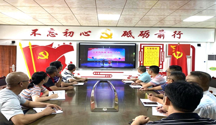 1侯公渡中心小学教师观看“什么是好老师”大讨论活动系列作品.jpg