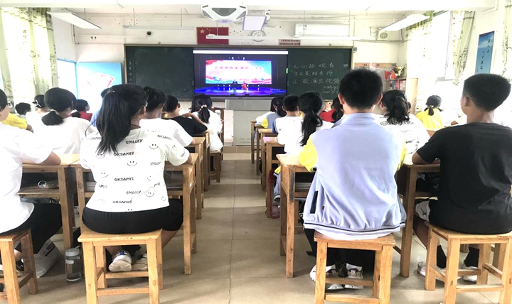 3大桥镇初级中学学生观看“什么是好老师”大讨论活动系列作品.jpg
