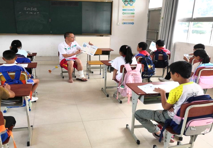 4洛阳镇中心学校赵安林老师“一支拐杖一支粉笔坚守三尺讲台”.jpg