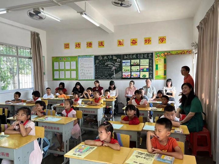 均村小学听课现场图.jpg
