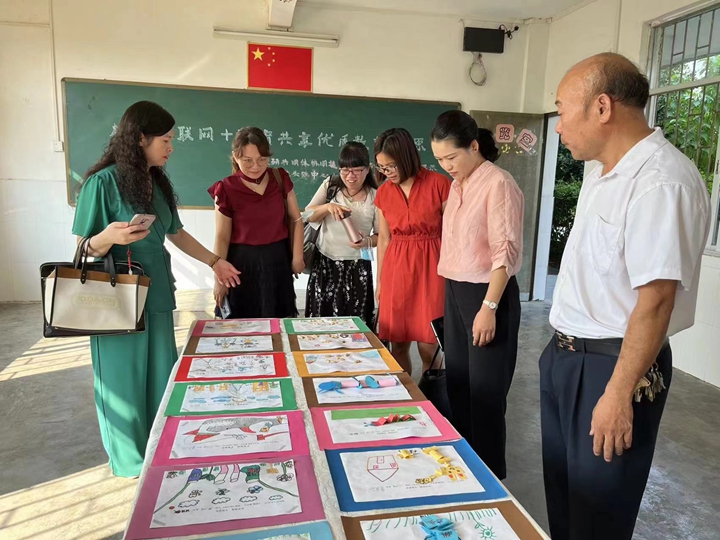 在七星墩小学观看学生作品.jpg