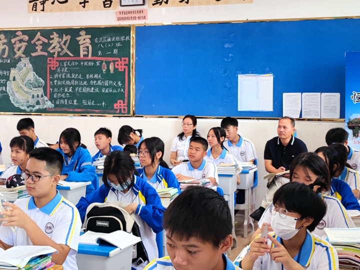 2视导人员深入课堂听课.jpg