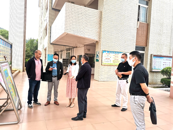 4县教育局主要负责人到乳源民族实验学校指导疫情防控和线上教学工作.jpg