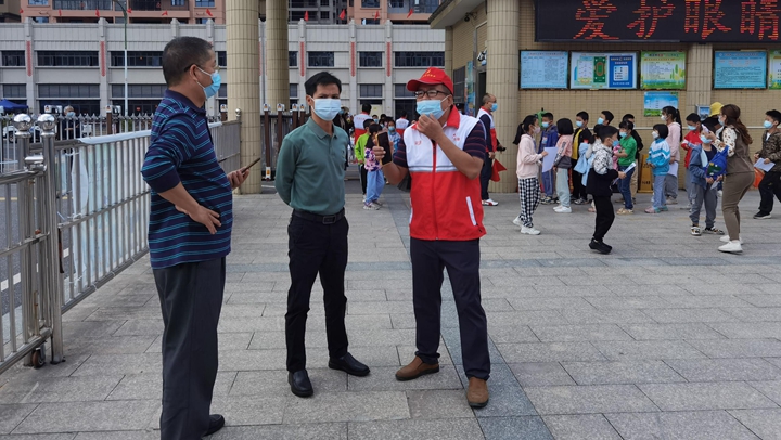 县教育局相关负责人到学校指导核酸检测工作.jpg