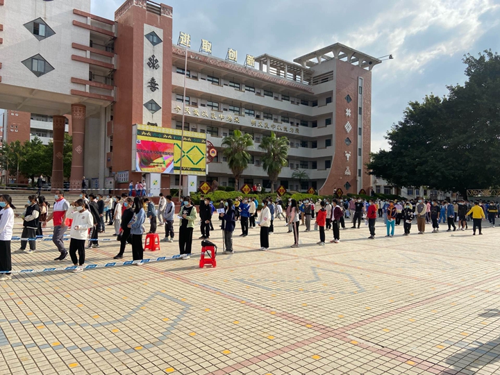 组织学生有序排队采集核酸.jpg