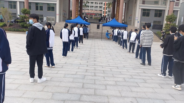 学生有序排队进行核酸检测 (2).jpg