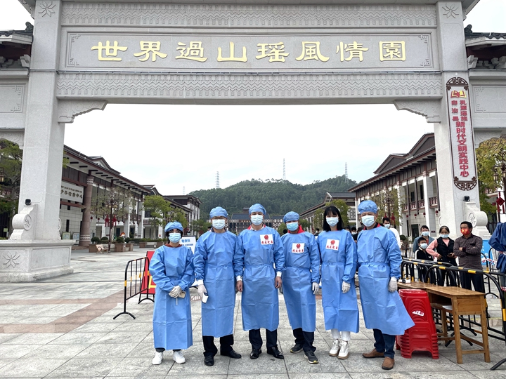 党员教师参加核酸采样志愿服务活动.jpg