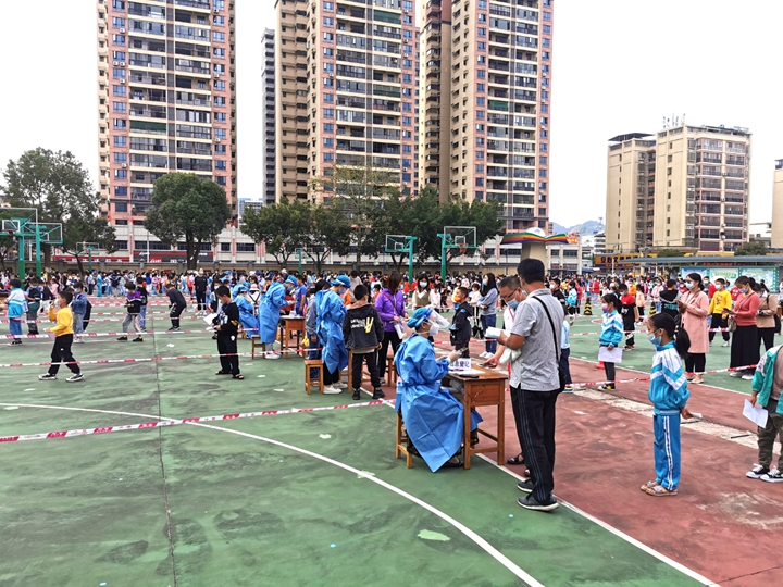 党员教师在学生核酸采样专场开展志愿活动，协县做好信息录入工作.jpg