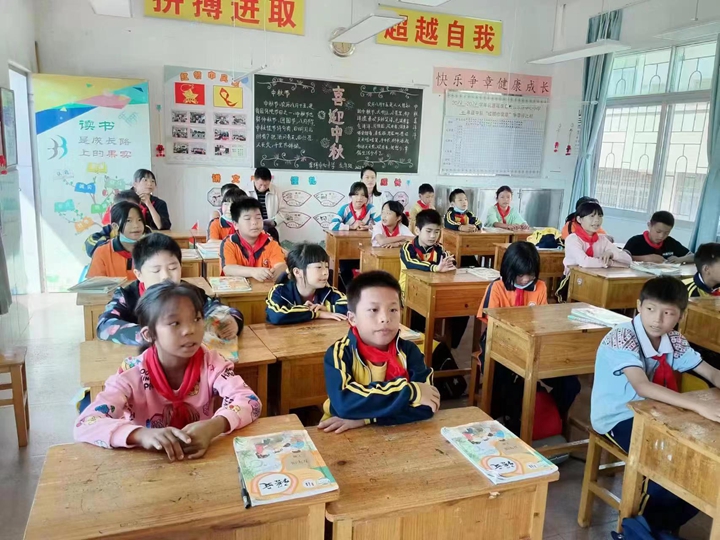 视导组深入课堂听课.jpg