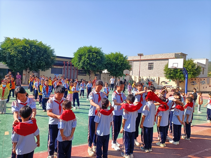 五年级学生为新队员佩戴红领巾.jpg