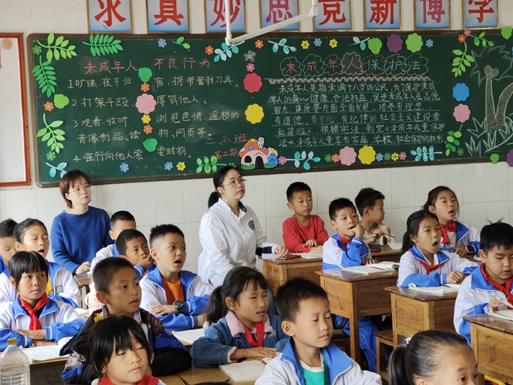 视导组推门听课.jpg